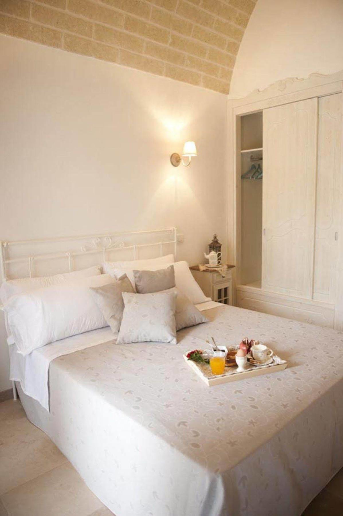 Donna Lucrezia Guest House Pezze Di Greco Exterior photo